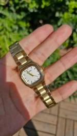 ساعت زنانه سیتیزن مدل مربعی طلایی با صفحه سفید صدفی - Image 2